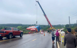 23 foreign tourists escape as long-haul bus gutted by fire in northern Vietnam - Ảnh 3.