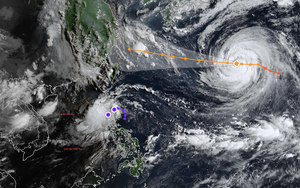 Japan orders evacuations as Typhoon Dolphin approaches, cancels 500 flights- Ảnh 1.