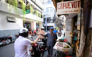 Foreigners get hooked on Vietnamese coffee despite sleepless nights - Ảnh 9.