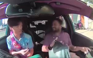 Indian tourist jokingly says 'I have money' to Hanoi taxi driver, making both laugh - Ảnh 1.