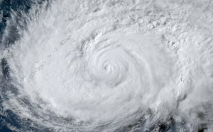Typhoon Dolphin hits Japan's Okinawa, China shuts ports ahead of landfall - Ảnh 1.