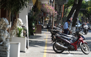 Eateries take over sidewalks along Ho Chi Minh City street, forcing pedestrians onto road- Ảnh 8.