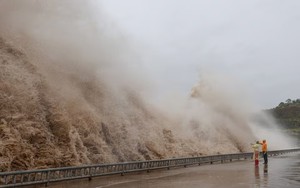 Storms from Dolphin soak China's east, ground nearly 950 Shanghai flights - Ảnh 4.