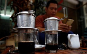 The enduring appeal of Vietnam’s sidewalk coffee- Ảnh 5.