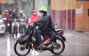 Tropical depression expected to bring heavy rain along Vietnam's central coast - Ảnh 2.