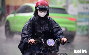 Overnight downpour floods Hanoi, snarls traffic- Ảnh 13.