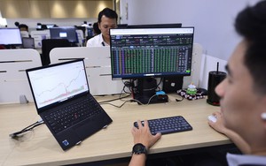 Fed rate hike adds pressure but may not derail Vietnam stocks - Ảnh 2.
