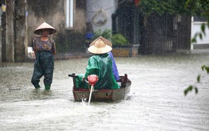 Police verify report of Vietnamese student missing after crossing flooded road in Hanoi- Ảnh 5.