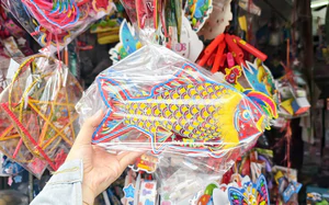 Ho Chi Minh City lantern streets bustle as vendors struggle to attract buyers - Ảnh 6.