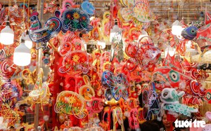 Million-dong luxury mooncakes fly off shelves without shoppers hitting the streets- Ảnh 6.