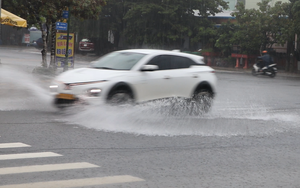 Da Nang allows local authorities to decide school closures amid heavy rain - Ảnh 5.