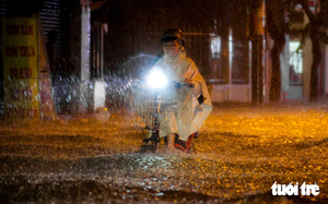 Chaos in Ho Chi Minh City as sudden deluge and rising tides leave commuters stranded - Ảnh 18.