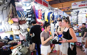 Ho Chi Minh City traditional markets struggle as purchasing power plunges - Ảnh 6.