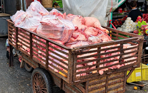 Vietnam man orders mountainous braised pork online, gets pig knuckles shipped from Hanoi - Ảnh 8.