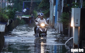 Water from canal floods hundreds of homes in Ho Chi Minh City overnight - Ảnh 10.