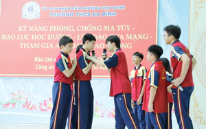 Hanoi student arrested after punching teacher in classroom - Ảnh 1.