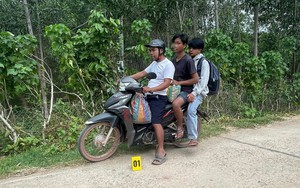 Cambodian couple detained for smuggling 400 grams of gold into Vietnam- Ảnh 2.
