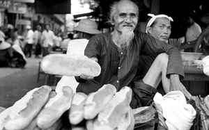 Why are people lining up at ‘banh mi’ shop in Vietnam’s Hue that limits buyers to 3 loaves? - Ảnh 7.