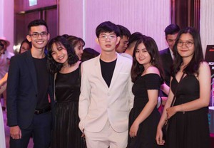 Teen Nguyễn Thượng Hiền tỏa sáng trong đêm prom trường