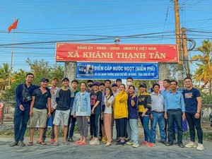 Bạn trẻ Vĩnh Long chở nước về Bến Tre