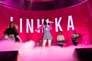 Linh Ka tự tin đánh đàn hát mộc trong buổi ra mắt EP CHU