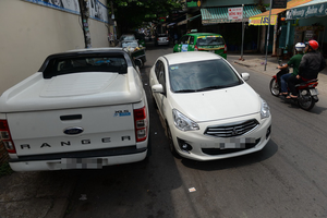 Don’t turn Ho Chi Minh City sidewalks and streets into free car parking lots - Ảnh 3.