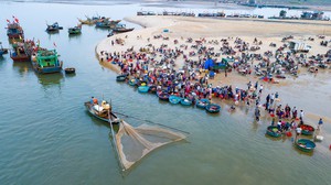 Hundreds of tonnes of marine waste wash ashore at popular Vietnam beaches - Ảnh 2.
