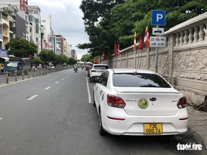 Don’t turn Ho Chi Minh City sidewalks and streets into free car parking lots - Ảnh 2.