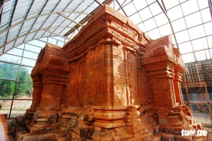 World-record Cham tower in Hue flooded after historic rainfall - Ảnh 3.