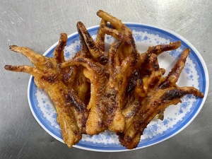 Vietnam seizes one tonne of undocumented frozen chicken feet from Paraguay - Ảnh 1.