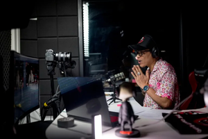 In Vietnam, elderly embrace late-night live streams to sell and connect- Ảnh 2.