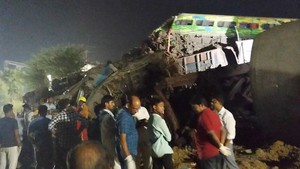 Train runs down, kills 11 in China's worst rail accident in over a decade - Ảnh 1.