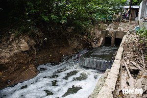 Heavy rain washes trash into Hanoi’s To Lich River, raising pollution concerns - Ảnh 3.
