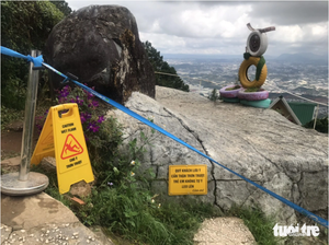 2 women risk lives on high cliff to take photos in Ho Chi Minh City- Ảnh 1.