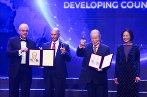 Nobel laureate brings medal to Ho Chi Minh City, surrounded by students - Ảnh 4.