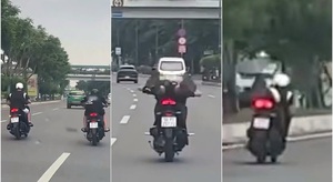 Police impound motorbike after teen rides it hands-free on Ho Chi Minh City bridge  - Ảnh 3.