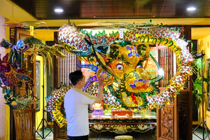 Ho Chi Minh City lantern streets bustle as vendors struggle to attract buyers - Ảnh 5.