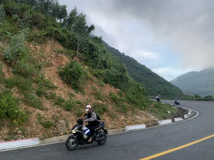 Police probe 6 women sitting in dangerous bend on central Vietnam pass for photos- Ảnh 1.
