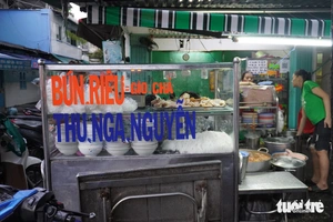 This Ho Chi Minh City stall cooks ‘bun rieu’ over firewood for nearly half a century- Ảnh 2.