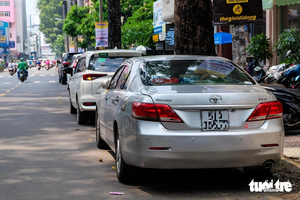 Don’t turn Ho Chi Minh City sidewalks and streets into free car parking lots - Ảnh 1.