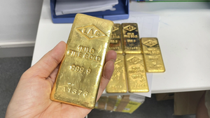 Passengers held at Hanoi airport with 12.3kg of suspected gold hidden in underwear- Ảnh 5.