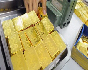 4 Vietnamese women caught smuggling 300,000 yuan into China - Ảnh 4.