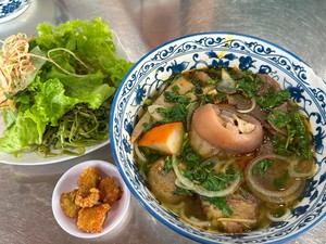 Clear-broth ‘bun bo Hue’ by former Harvard researcher brings quiet charm to Ho Chi Minh City alley- Ảnh 3.