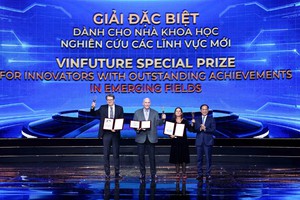 Nobel laureate brings medal to Ho Chi Minh City, surrounded by students - Ảnh 3.