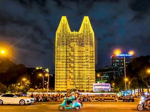 Ho Chi Minh City’s Notre-Dame Cathedral doubles LED lights for Christmas, draws crowds- Ảnh 10.