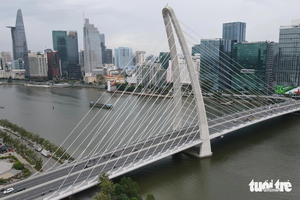 Pumps deployed to drain flooding at Ho Chi Minh City’s iconic bridge- Ảnh 4.
