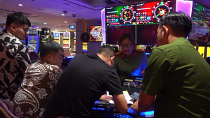 Vietnam, Laos police bust $50mn cross-border online gambling ring  - Ảnh 4.