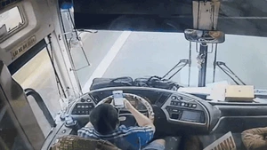Vietnamese drivers still use phones on expressways despite heavy fines- Ảnh 1.