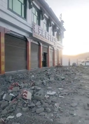Magnitude 5.5 earthquake strikes China's Tibet
- Ảnh 1.