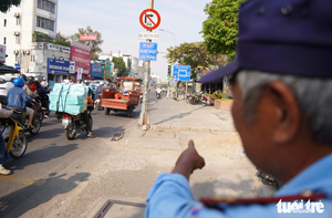 In Hanoi, over $3,830 in sidewalk-riding fines issued in one hour
- Ảnh 1.